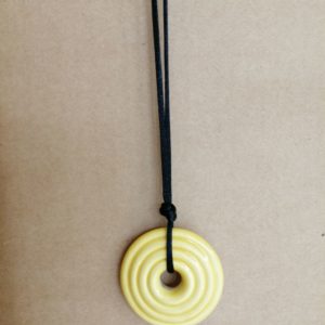 Pendentif harmonisant Donut trou central jaune en céramique Electro'Sens