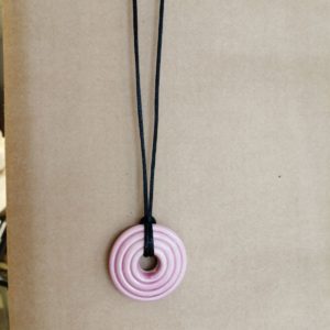 Pendentif harmonisant "Donut trou central rose"en céramique Electro'Sens